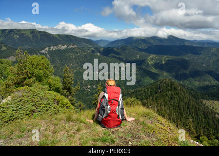 Trekking in den Bergen des Borjomi-Kharagauli Nationalpark in Kleineren Kaukasus. Borjomi, Georgien Stockfoto