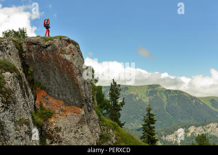 Trekking in den Bergen des Borjomi-Kharagauli Nationalpark in Kleineren Kaukasus. Borjomi, Georgien Stockfoto