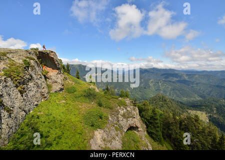 Trekking in den Bergen des Borjomi-Kharagauli Nationalpark in Kleineren Kaukasus. Borjomi, Georgien Stockfoto