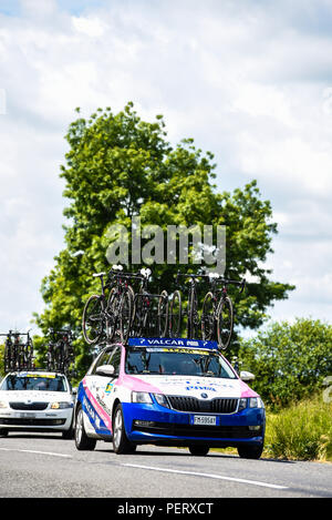 Valcar Team unterstützen Auto durch Saxtead, Suffolk, Großbritannien, während die Women's Tour durch Großbritannien Radrennen. Mit Ersatzteile Fahrräder auf dem Dach und Crew Stockfoto