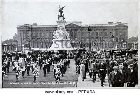 Victoria Memorial, Buckingham Palace und Wachen, London, Alte Ansichtskarte von 1933 Stockfoto