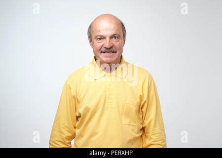 Sehr wütend aggressiven europäischen Mann Porträt im gelben T-Shirt. Er ist verärgert, dass jemand seine Sachen ohne Genehmigung berührt Stockfoto