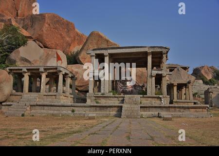 "Aufregenden Blick auf Grande-motte monolithischen Stier am Ende von Hampi Bazaar Straße am Fuss des Hügels, in der Nähe von Mathanga Virupaksha Temple - Hampi' Stockfoto