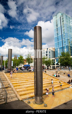 Großbritannien, England, Bristol, Altstadt, Stadtzentrum Promenade, spielende Kinder in Kaskade Springbrunnen Stockfoto