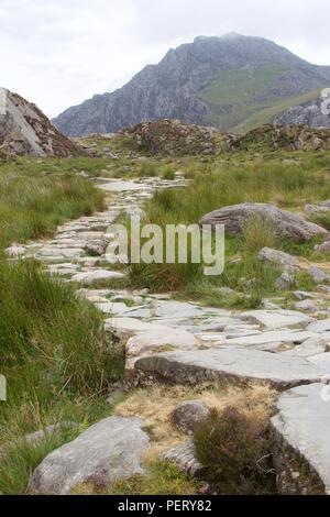 Zu Fuß durch die Berge Stockfoto