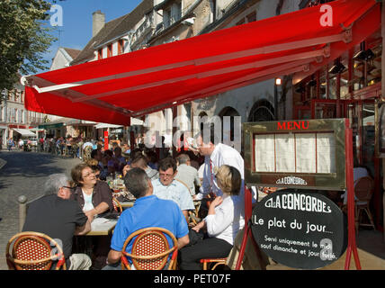 Französische ALFRESCO MENÜS Restaurant Cafe im Freien dinieren im La Concorde mit Menschen auf Menüs auf der sonnigen Terrasse Beaune Burgund Cote d'Or Frankreich Stockfoto