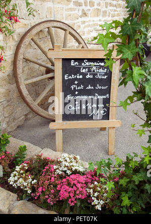 Menü FRANKREICH Tafel 14 € Menü des Tages "Plat du Jour" außen rustikal Burgundischen Côtes de Nuits Restaurant mit Blumen, Burgund, Cote d'Or, Frankreich Stockfoto