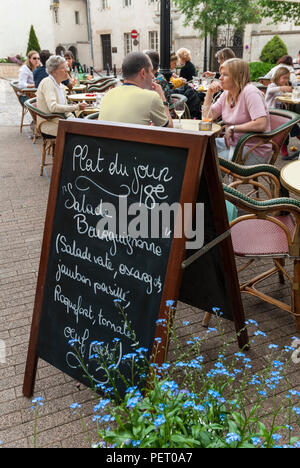 PLAT DU JOUR BLACKBOARD Menü 18 € Besucher Alfresco Terrasse genießen Sie eine Mahlzeit in einem Restaurant in der Mitte von Beaune Burgund Cote d'Or Frankreich Stockfoto