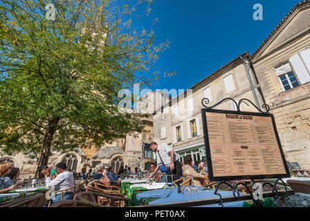 SAINT EMILION Alfresco Restaurant 'Menu von Diners & der Tag' Kellner in gepflasterten Platz St-Emilion an sonnigen klaren Tag Bordeaux Gironde Frankreich Stockfoto