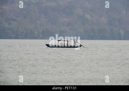 Boot auf dem Fluss Stockfoto