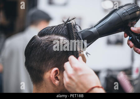 Immer perfekte Form. Close-up Seitenansicht junger bärtiger Mann, Bart, Haare, Friseur, Friseursalon Stockfoto