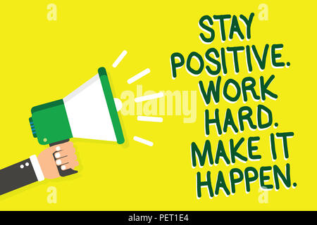 Schreiben Hinweis angezeigt bleiben positiv. Arbeiten hart. Es geschehen lassen.. Business foto Präsentation Inspiration Motivation Haltung Mann mit Megaphon lautspr Stockfoto
