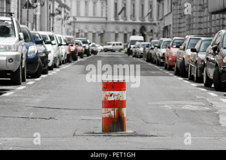 Alte Stadt Straße für die Übergabe durch die Aufhebung geschlossener Schranke Stockfoto