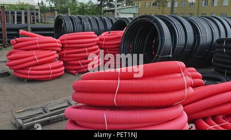 Lager von Kunststoffrohren Industrie im Freien Speicher Seite abgeschlossen. Herstellung von Wasserleitungen aus Kunststoff Fabrik. Stockfoto