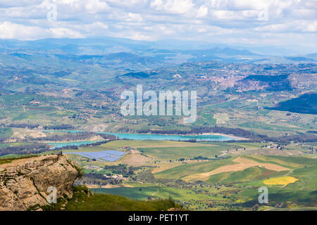 Malerischen grünen hügeligen Tal in der Nähe von Enna city, Sizilien, Italien. Nicoletti See und Tåsinge Stadt im Hintergrund. Blick vom Castello di Lomba Stockfoto