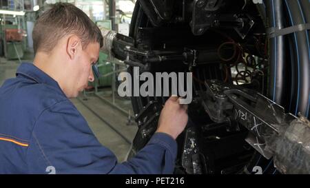 Russland, ANGARSKER - Juni 8, 2018: Rollen einfädeln Spule anbringen. Herstellung von Wasserleitungen aus Kunststoff Fabrik. Prozess, in dem die Kunststoffe an der Werkzeugmaschine mit der Nutzung von Wasser- und Luftdruck. Stockfoto