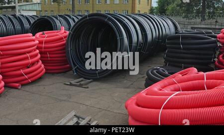 Lager von Kunststoffrohren Industrie im Freien Speicher Seite abgeschlossen. Herstellung von Wasserleitungen aus Kunststoff Fabrik. Stockfoto