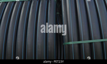 Lager von Kunststoffrohren Industrie im Freien Speicher Seite abgeschlossen. Herstellung von Wasserleitungen aus Kunststoff Fabrik. Stockfoto