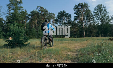 Fat bike auch fatbike oder Fat Tire Bike im Sommer Reiten im Wald. Stockfoto