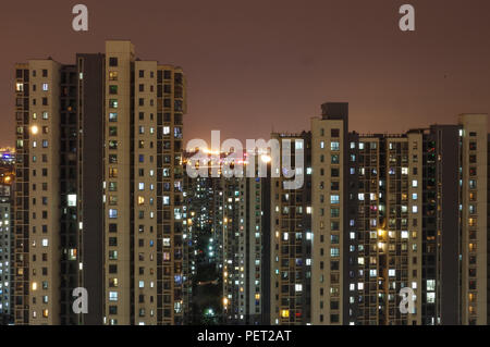 Nachtaufnahme der Chinesischen moderne Apartment Stockfoto