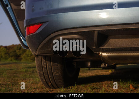 Das Abgasrohr des Fahrzeugs Stockfoto