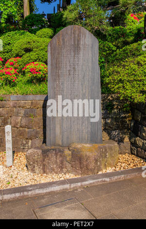 TOKYO, Japan - 20. APRIL 2018: Tombstone an Sengakuji Tempel Stockfoto