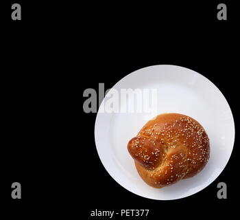 Mini challah auf weißem Schild mit schwarzem Hintergrund Stockfoto