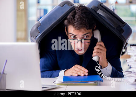 Mitarbeiter denken der Urlaub aufgrund der übermäßigen Arbeitsbelastung Stockfoto