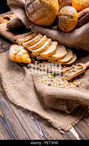 Noch immer leben Foto von Brot und Backwaren im Weidenkorb. Amerikanische und französische Toast zum Frühstück. Stockfoto