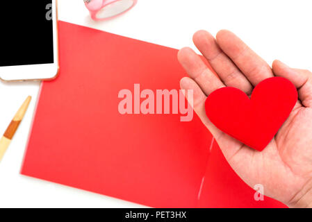 Frischer Start in den Tag. Lieben Sie sich und kümmern sich um mich. Rotes Herz mit leeren Papier und Kopieren. Stockfoto