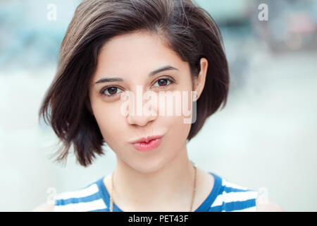 Closeup Portrait von schönen lächelnden jungen Lateinamerika hispanische Mädchen Frau mit kurzen dunklen schwarzen Haare Bob, außerhalb Suchen in Kamera, duckface, natur Stockfoto