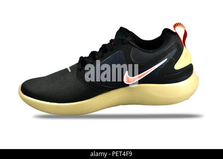 Samut Sakhon Thailand August 13, 2018: Produkt Schießen von Nike Herren sport Laufschuh auf weißem Hintergrund, Nike Laufschuhe Stockfoto