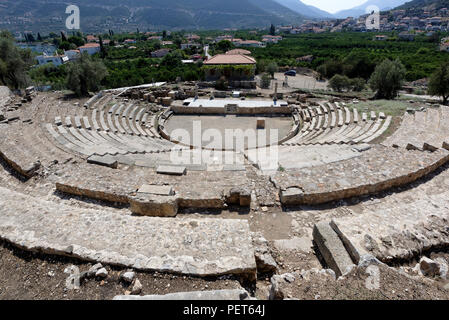 Blick auf das kleine Theater der antiken Epidaurus in der Stadt von Palaia Epidauros. Peloponnes, Griechenland. Neu im Jahr 1970 entdeckte das Theater stammt aus dem mi Stockfoto