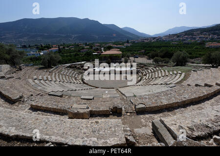 Blick auf das kleine Theater der antiken Epidaurus in der Stadt von Palaia Epidauros. Peloponnes, Griechenland. Neu im Jahr 1970 entdeckte das Theater stammt aus dem mi Stockfoto