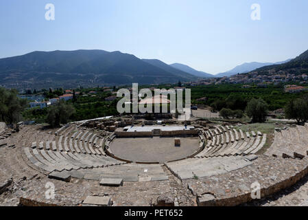 Blick auf das kleine Theater der antiken Epidaurus in der Stadt von Palaia Epidauros. Peloponnes, Griechenland. Neu im Jahr 1970 entdeckte das Theater stammt aus dem mi Stockfoto