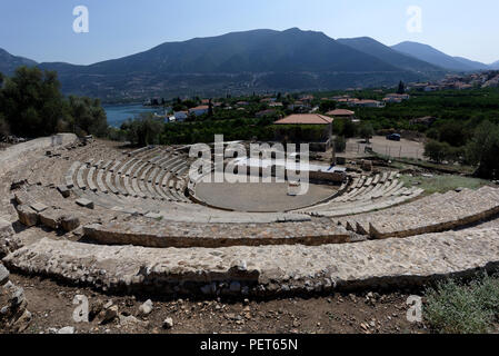 Blick auf das kleine Theater der antiken Epidaurus in der Stadt von Palaia Epidauros. Peloponnes, Griechenland. Neu im Jahr 1970 entdeckte das Theater stammt aus dem mi Stockfoto