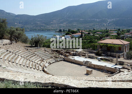 Blick auf das kleine Theater der antiken Epidaurus in der Stadt von Palaia Epidauros. Peloponnes, Griechenland. Neu im Jahr 1970 entdeckte das Theater stammt aus dem mi Stockfoto