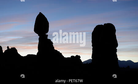 Am frühen Morgen Licht am Balanced Rock mit der La Sal Mountains im Hintergrund, Arches National Park, Utah Stockfoto