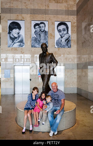 John Lennon, Statue, Poster, Fotos, at, John Lennon, International, Flughafen, Liverpool, Merseyside, England, UK, den Beatles, Stockfoto