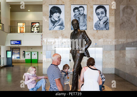 John Lennon, Statue, Poster, Fotos, at, John Lennon, International, Flughafen, Liverpool, Merseyside, England, UK, den Beatles, Stockfoto