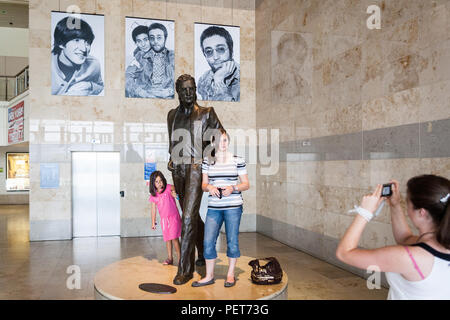 John Lennon, Statue, Poster, Fotos, at, John Lennon, International, Flughafen, Liverpool, Merseyside, England, UK, den Beatles, Stockfoto