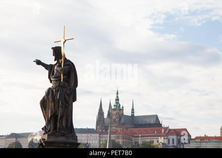 Statue von Johannes dem Täufer, der Prager Burg im Hintergrund, Tschechische Republik Stockfoto