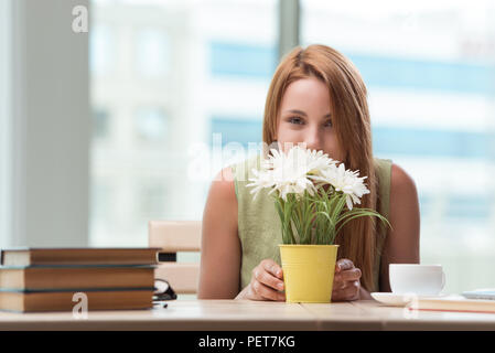 Junger Student Prüfungsvorbereitung Tee trinken Stockfoto