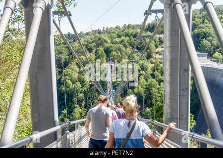 Oberharz, Sachsen-Anhalt, Deutschland, 12. August 2018: Blick auf die Titan Hängebrücke über den Rappbodetal, mit vielen Menschen. Stockfoto