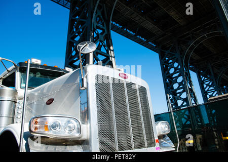 Fahrzeug unter den Bögen der Williamsburg Bridge, East River, New York geparkt Stockfoto