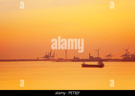 Port de Bouc petrochemischen Plattform mit Windkraftanlagen, Portalkrane und Tanker in der Dämmerung Stockfoto