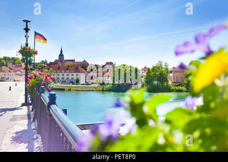 Saône mit Blumen im Sommer, grauen Stadt, Haute-Saône und in der Region Bourgogne-Franche-Comte im Osten Frankreichs. Stockfoto