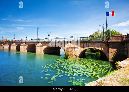 Blick von der Brücke über die Saône in Grau Gemeinschaft Stadt, Haute-Saône, Bourgogne-Franche-Comte. Stockfoto