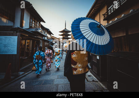Schönen japanischen ältere Frau zu Fuß in das Dorf. Typisch japanischen traditionellen Lebensstil Stockfoto