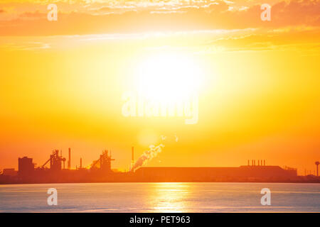 Panoramablick von Port-de-Bouc Skyline mit petrochemischen Plattform Silhouette bei Sonnenuntergang Stockfoto